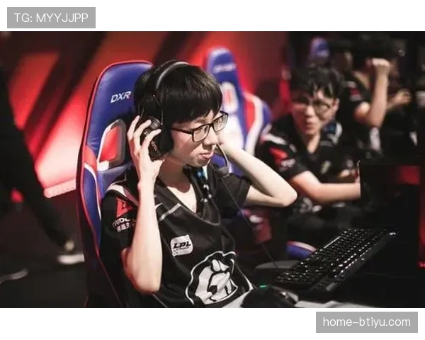 S8冠军辅助宝蓝现身抽签引热议昔日荣耀再度点燃LPL粉丝激情